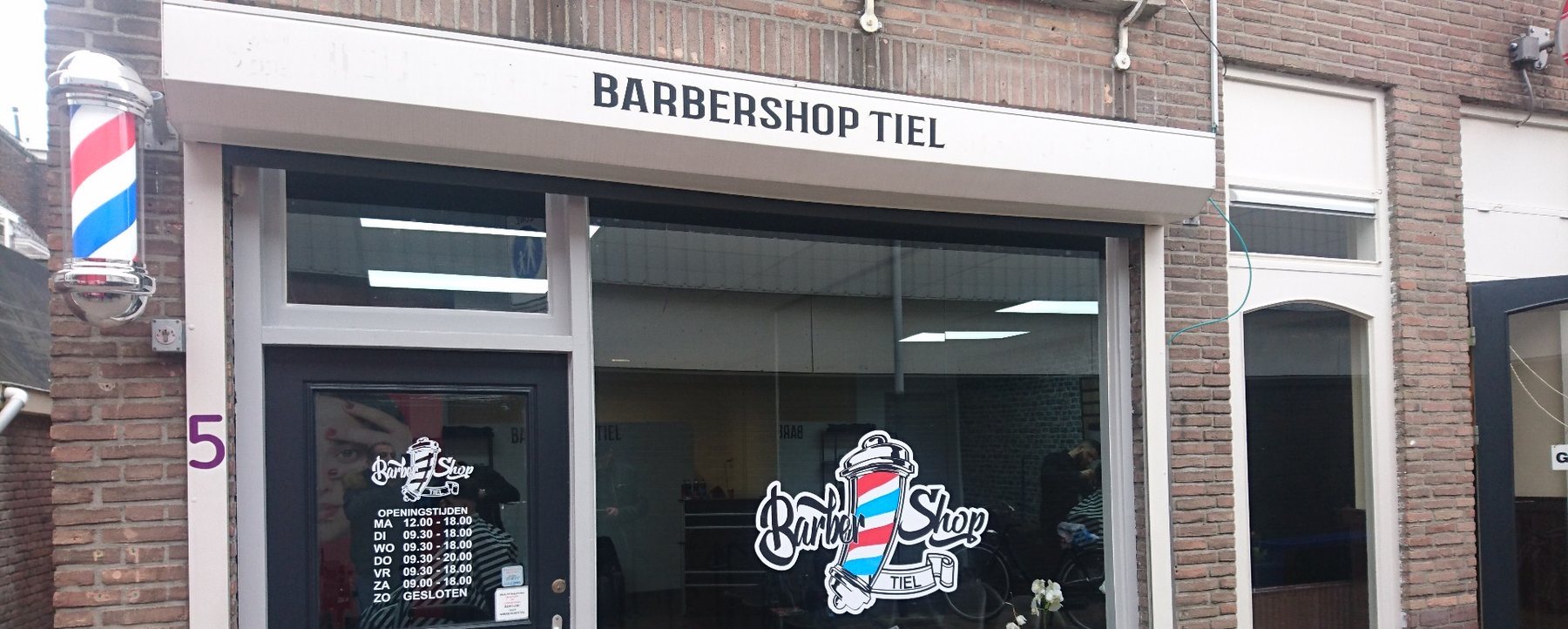 De winkelpui van Barbershop Tiel aan de Kerkstraat 5 met barbierspaal