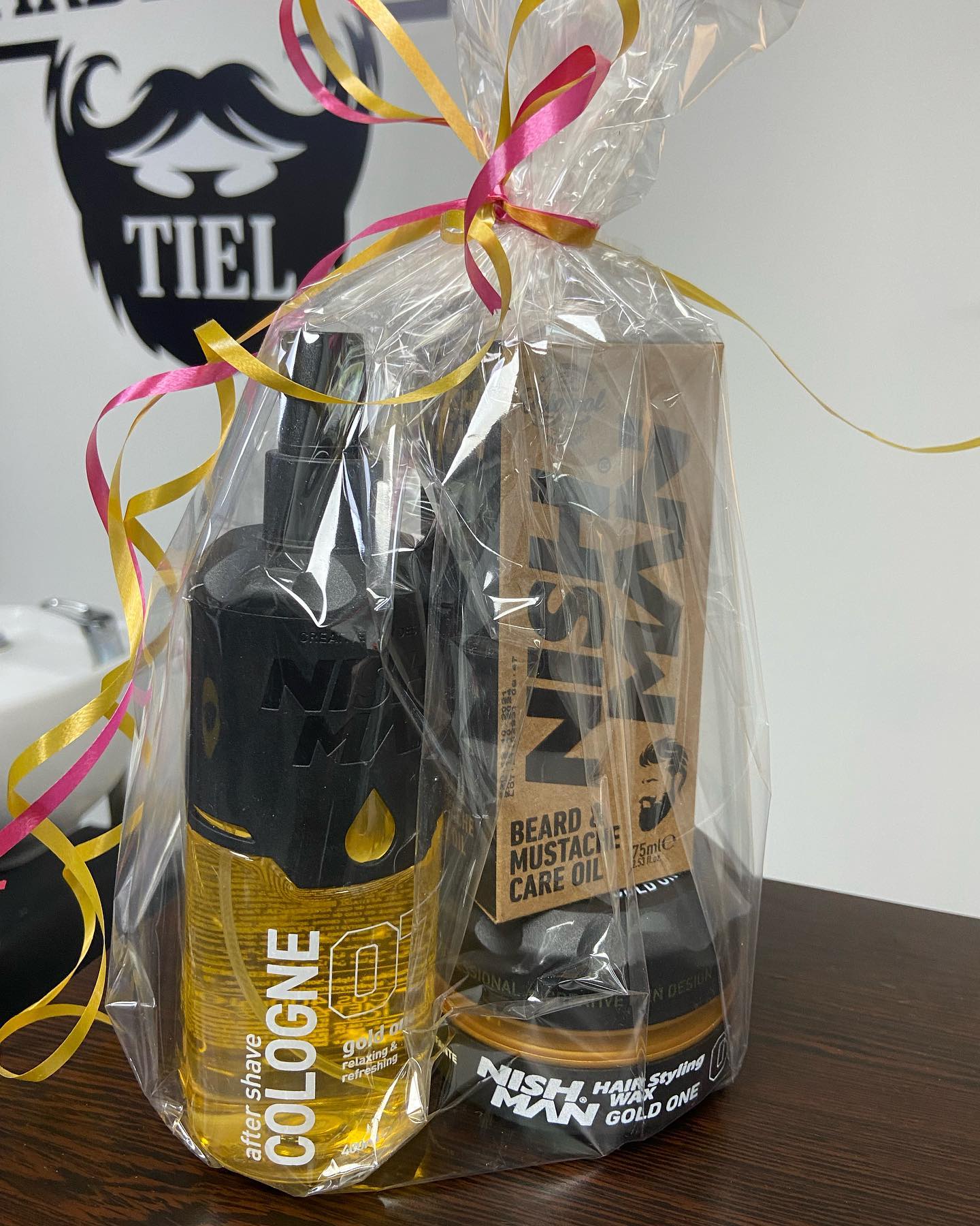 Een cadeauset met aftershave, baardolie en wax