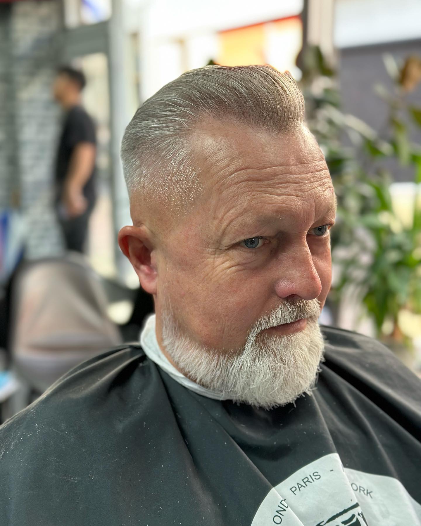 Grijs haar en baard netjes geknipt en getrimd