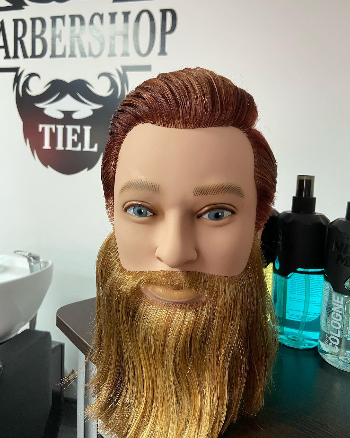 Een oefenhoofd met lange baard voor het logo van Barbershop Tiel