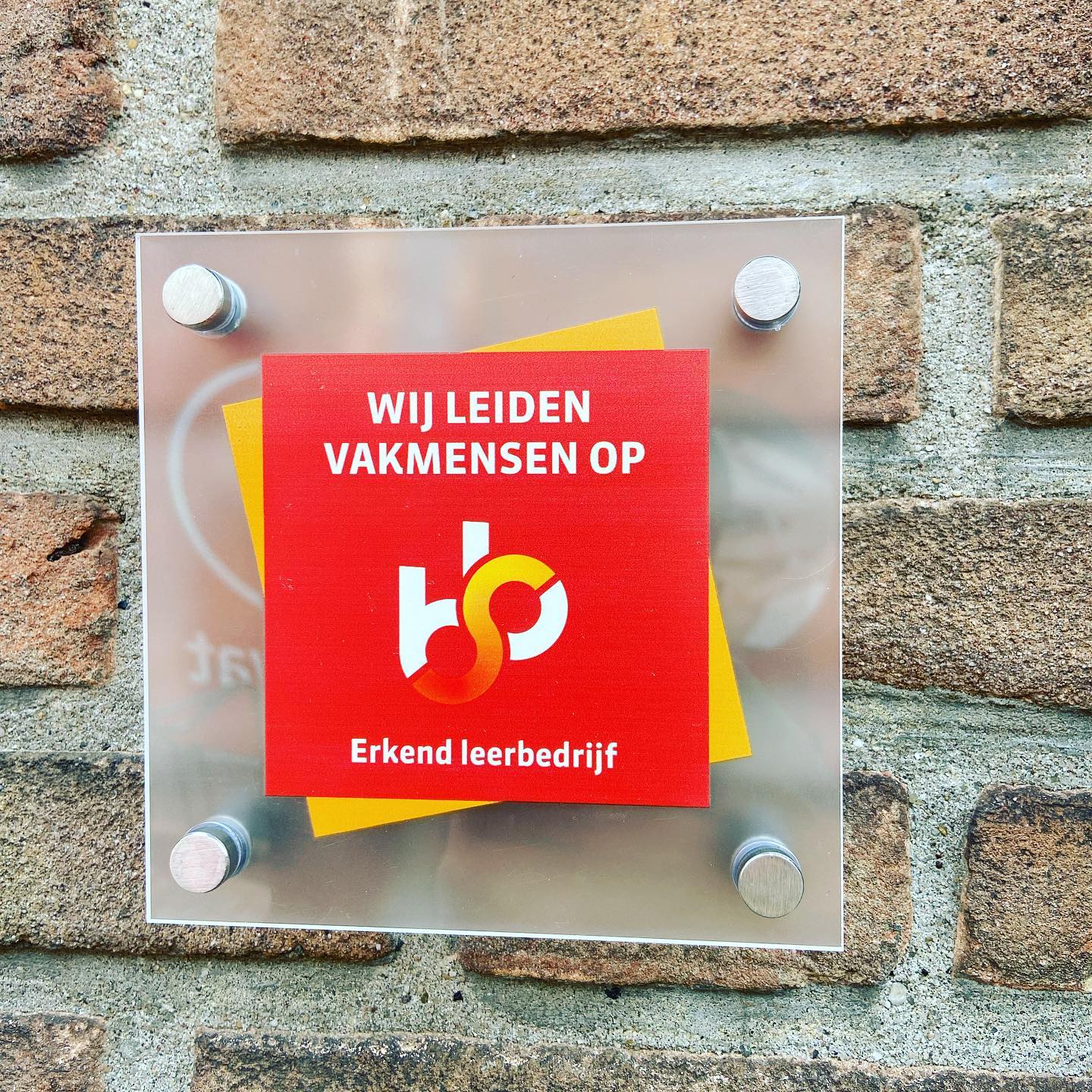 Bordje van SBB: Wij leiden vakmensen op, Erkend leerbedrijf